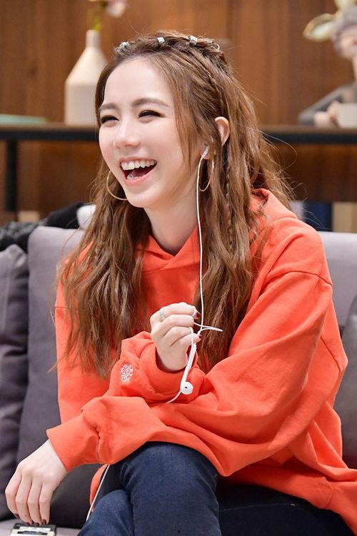 娱乐吃瓜小妹邓紫棋,娱乐界的吃瓜小妹，揭秘娱乐圈背后的故事  第2张